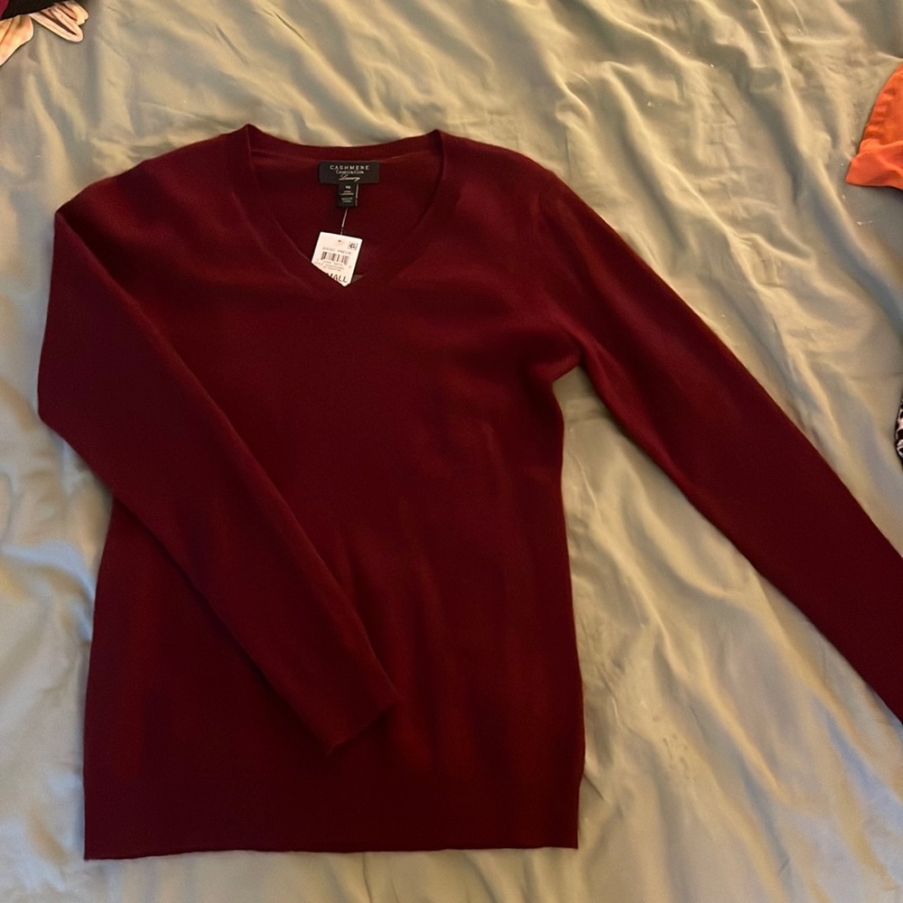 BRAND NEW, NEVER WORN WOMENS CASHMERE SWEATER, size XS